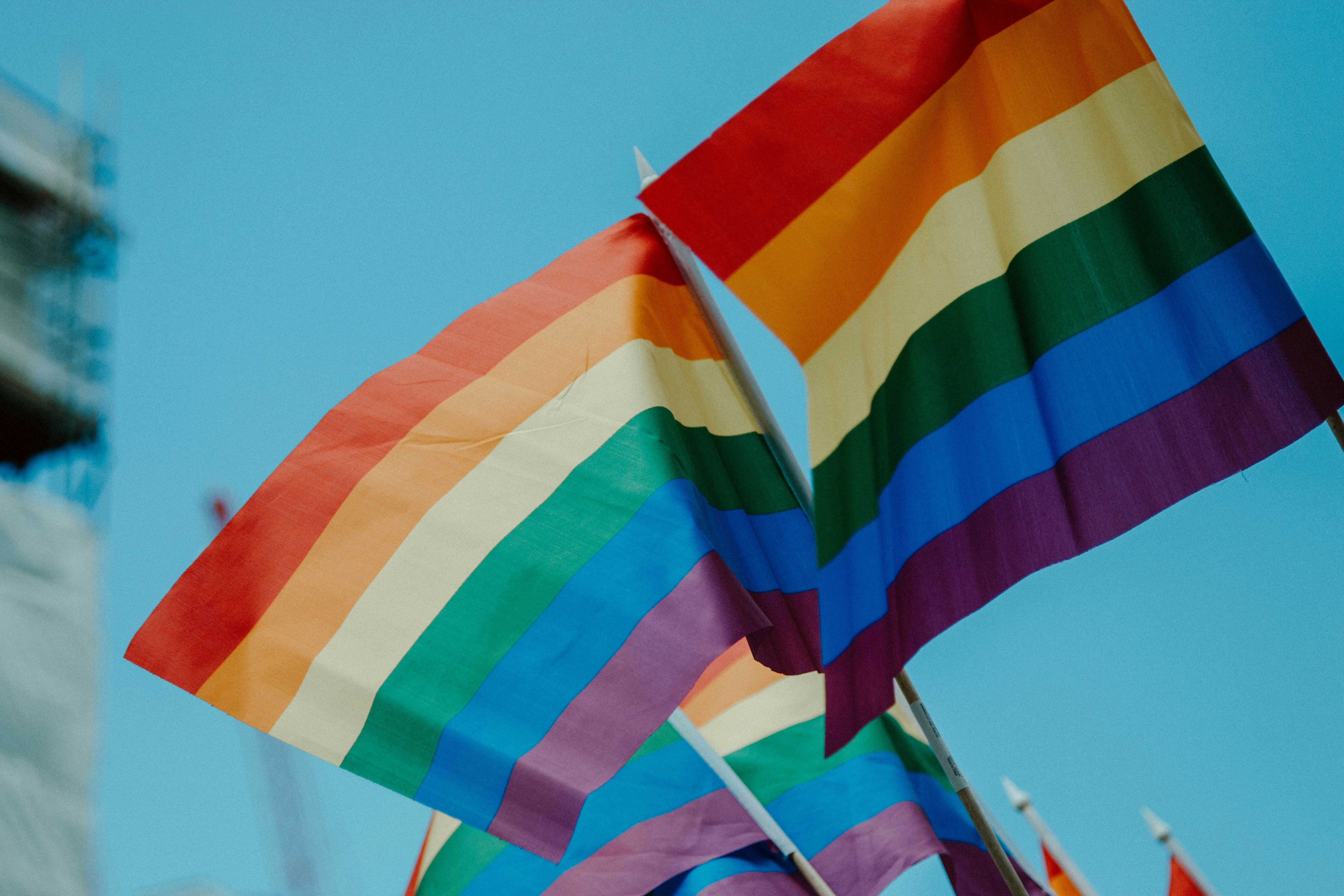 Niemanden zurücklassen: Unterstützungsangebote bei geschlechtsspezifischer Gewalt für LGBTIQ+-Überlebende weltweit stärken