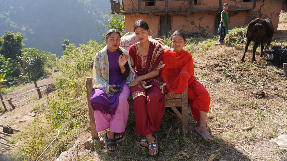 Mädchen in Nepal nach dem Erdbeben im Jahr 2023. UNFPA stellte fest, dass es nach dem Erdbeben in Nepal im Jahr 2015 zu einem Anstieg der Kinderheiraten kam, wobei der Zugang zu sozialen Medien eine entscheidende Rolle spielte. © UNFPA Nepal