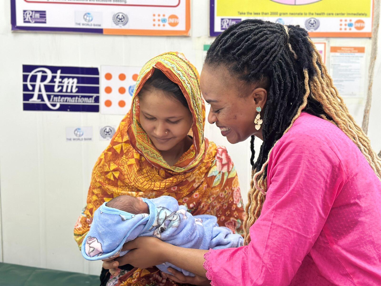 UNITED NATIONS, New York – „Wenn eine Mutter stirbt, verliert eine Familie nicht nur einen Menschen – sie verliert ihren Mittelpunkt“, erklärte Kindness Ngoh, eine Hebamme aus Cox’s Bazar in Bangladesch.