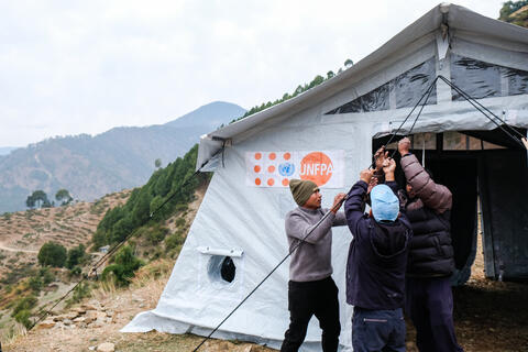 Foto: © UNFPA Nepal/Bikash Karki – Nach dem schweren Erdbeben vom November 2023 in der nepalischen Provinz Karnali leistete der UNFPA innerhalb von 24 Stunden Nothilfe und versorgte betroffene Frauen mit medizinischen Zelten, Geburtshilfesets sowie essenziellen Schutzmaßnahmen.