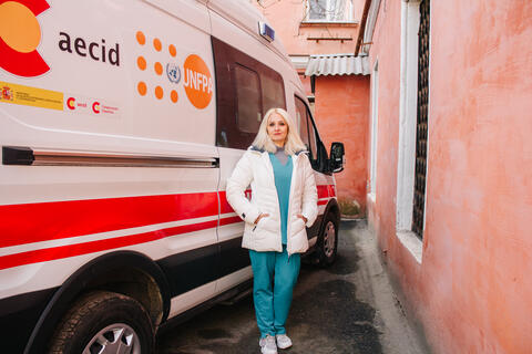 Foto: © UNFPA Ukraine/Alina Stara – Als Teil einer Fotoreihe über engagierte Helferinnen im Krieg zeigt dieses Bild die Krankenschwester Tatiana Putria bei ihrer lebensrettenden Arbeit in der stark umkämpften Region Cherson im Süden der Ukraine.