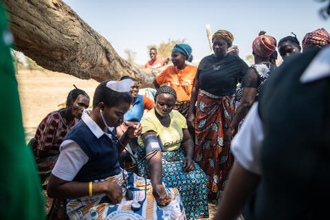 Foto: © UNFPA Zambia/Carly Learson – Im Rahmen der Dürrehilfe 2024 in Sambia unterstützte der UNFPA mobile Gesundheitskliniken, um von Hunger bedrohten Familien direkt bei der Geld-Nothilfeversorgung auch medizinische Untersuchungen und Familienplanung anzubieten.
